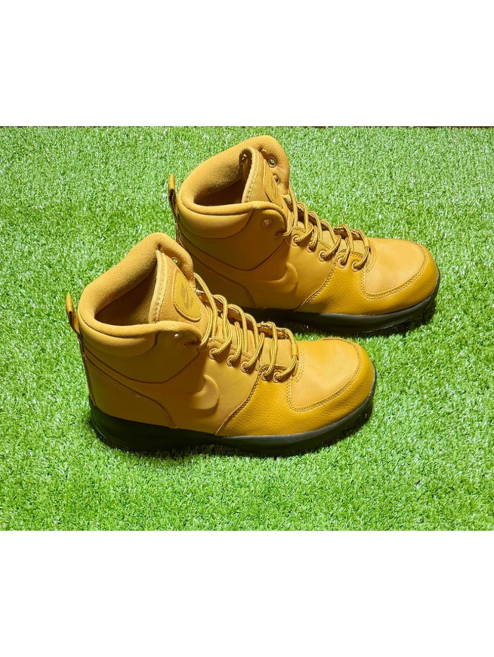 Nike Manoa Leather boots in the classic Wheat/Black colorway